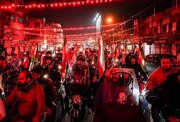ببینید | اهتزار پرچم ایران در میدان هفت حوض تهران