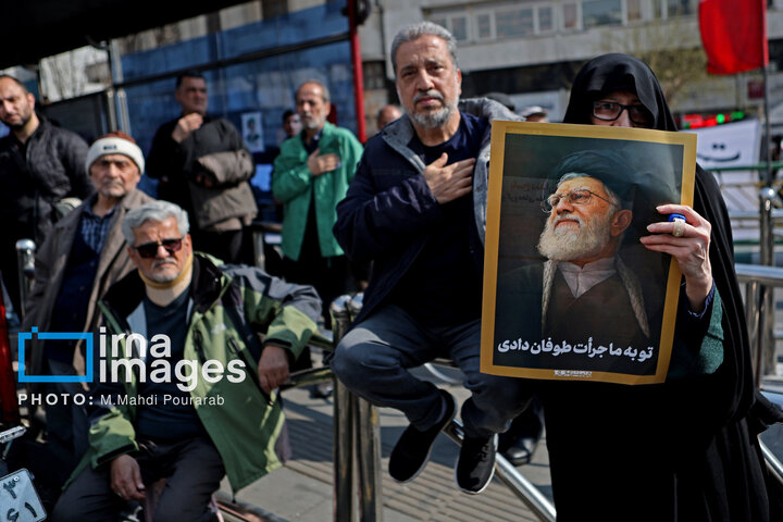 مراسم تشییع پیکرهای مطهر دکتر علی لاریجانی و پسرش، سردار سلیمانی فرمانده سازمان بسیج مستضعفین و ۸۴ شهید ناوشکن دنا