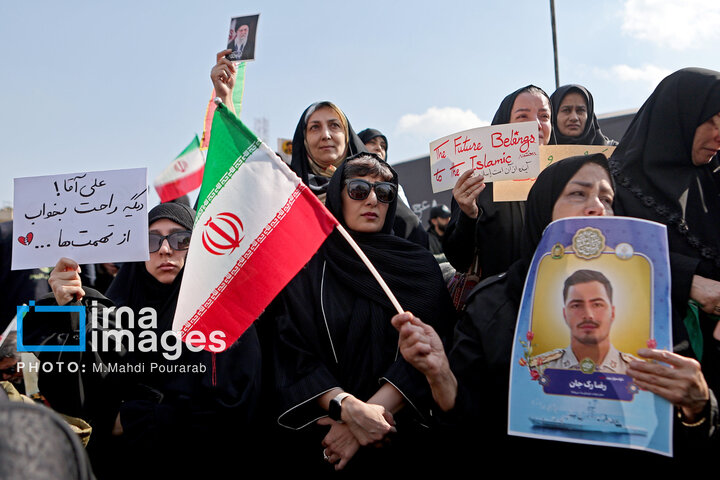مراسم تشییع پیکرهای مطهر دکتر علی لاریجانی و پسرش، سردار سلیمانی فرمانده سازمان بسیج مستضعفین و ۸۴ شهید ناوشکن دنا