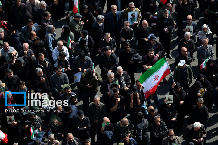 مراسم تشییع پیکرهای مطهر دکتر علی لاریجانی و پسرش، سردار سلیمانی فرمانده سازمان بسیج مستضعفین و ۸۴ شهید ناوشکن دنا