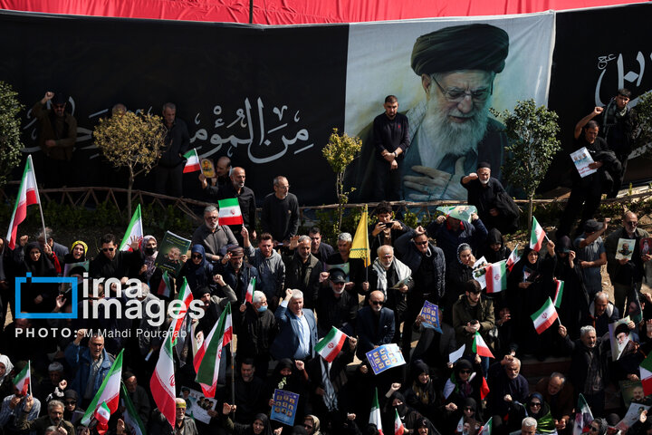 مراسم تشییع پیکرهای مطهر دکتر علی لاریجانی و پسرش، سردار سلیمانی فرمانده سازمان بسیج مستضعفین و ۸۴ شهید ناوشکن دنا