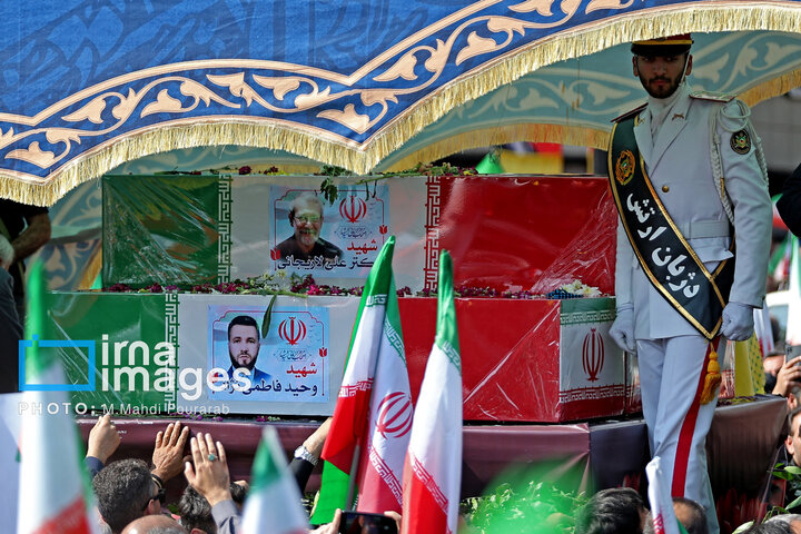 مراسم تشییع پیکرهای مطهر دکتر علی لاریجانی و پسرش، سردار سلیمانی فرمانده سازمان بسیج مستضعفین و ۸۴ شهید ناوشکن دنا