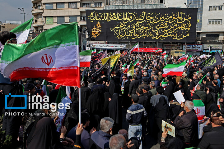 مراسم تشییع پیکرهای مطهر دکتر علی لاریجانی و پسرش، سردار سلیمانی فرمانده سازمان بسیج مستضعفین و ۸۴ شهید ناوشکن دنا