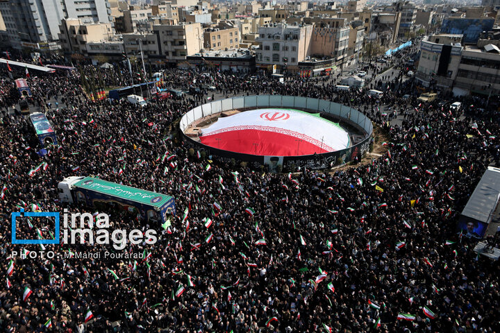 مراسم تشییع پیکرهای مطهر دکتر علی لاریجانی و پسرش، سردار سلیمانی فرمانده سازمان بسیج مستضعفین و ۸۴ شهید ناوشکن دنا