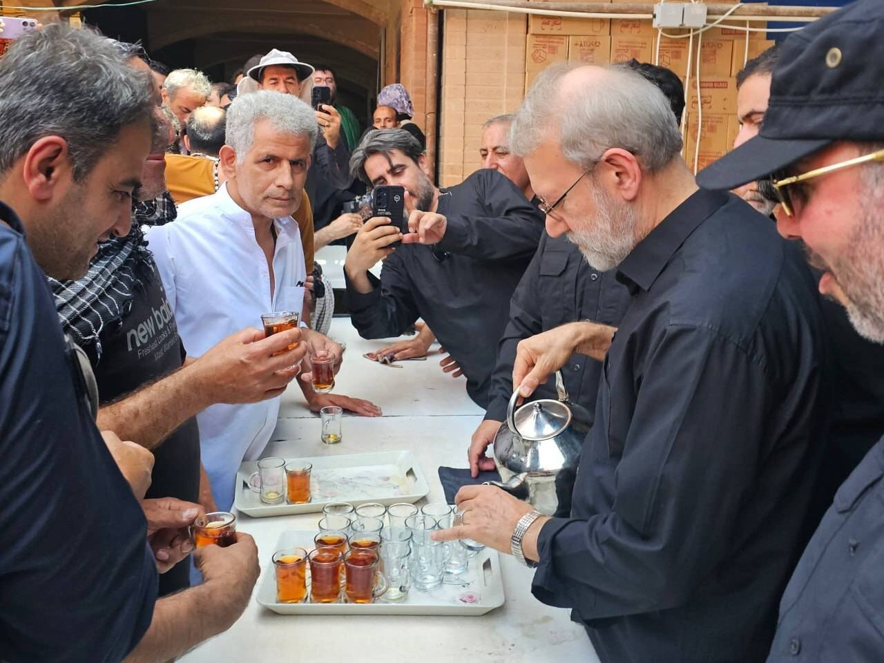 تصویری از شهید لاریجانی در نجف/ چای دادن به زائران در یک موکب