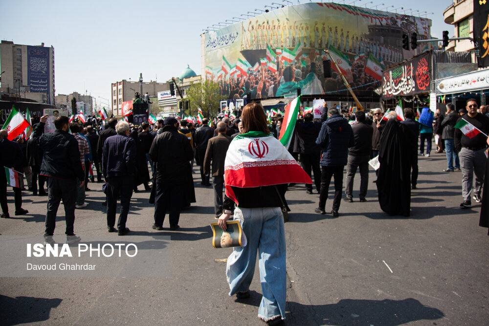 تصاویری از حاضران در مراسم تشییع پیکر شهید لاریجانی و شهدای ناوچه دنا با پوششی متفاوت