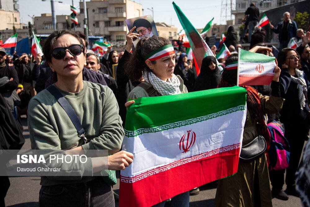 تصاویری از حاضران در مراسم تشییع پیکر شهید لاریجانی و شهدای ناوچه دنا با پوششی متفاوت