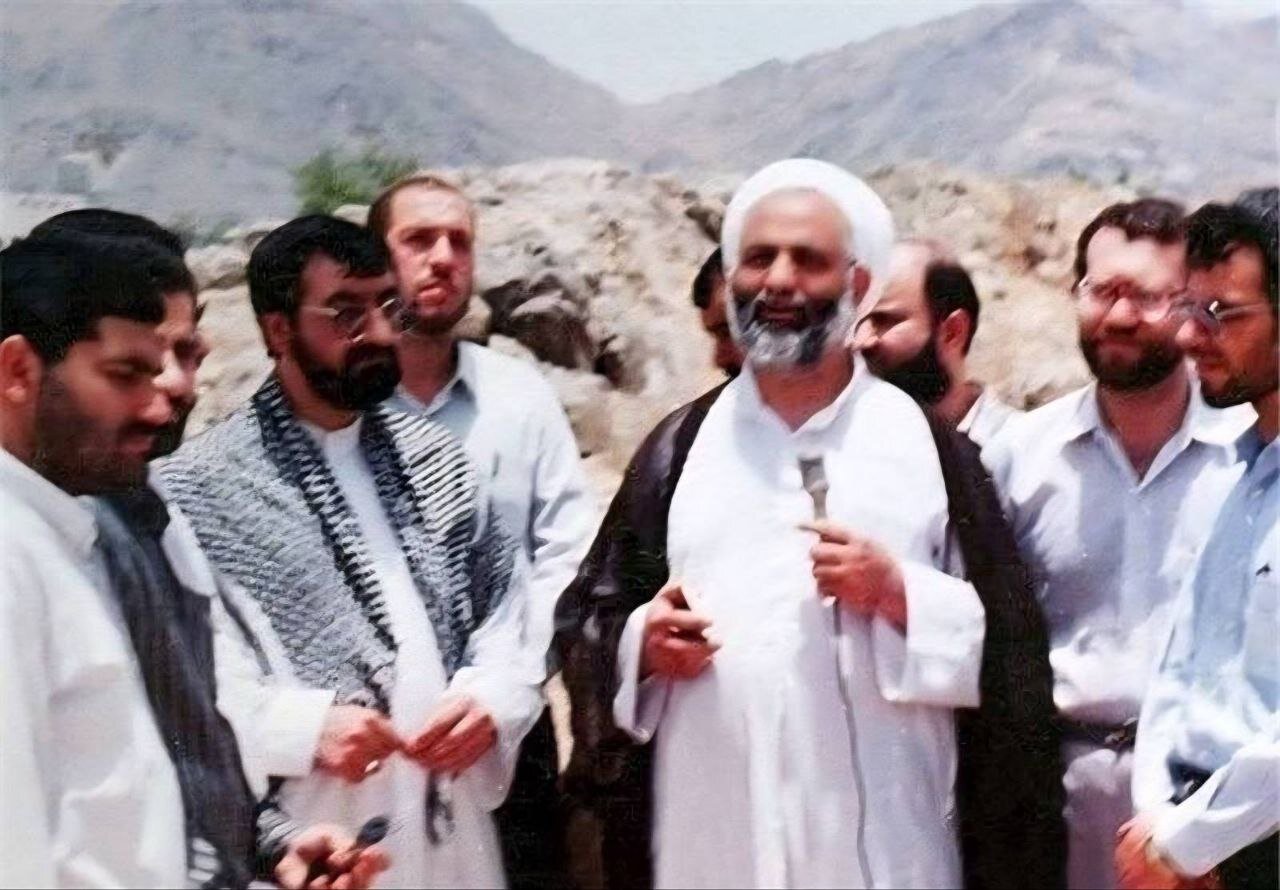 شهید علی لاریجانی سه دهه پیش در حج تمتع در کنار محسن قرائتی/ این فرمانده سپاه هم بود + عکس