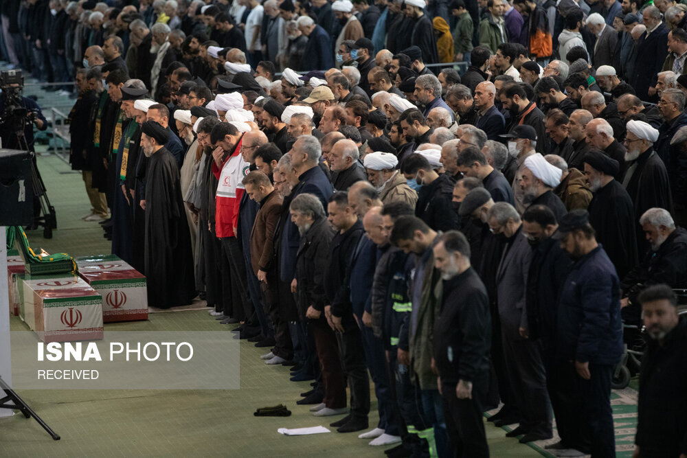 تصاویری از مراسم تشییع شهید اسماعیل خطیب، همسر و دخترش/ چه کسی بر پیکر وزیر اطلاعات نماز خواند؟