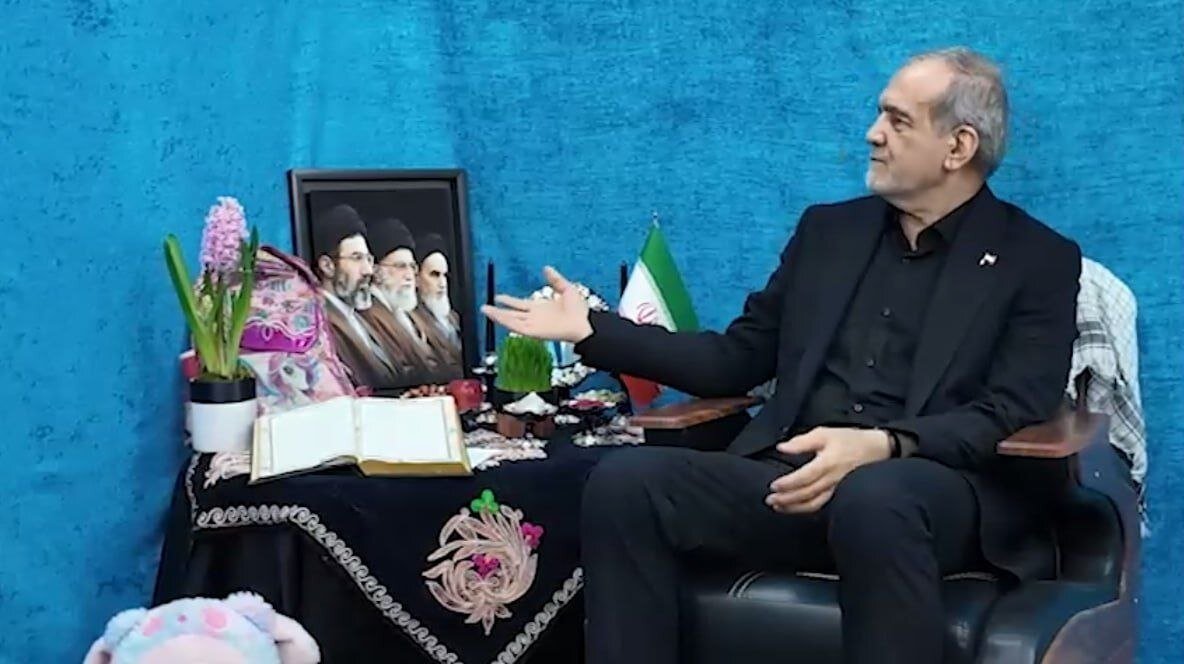 عکس | دکور متفاوت در پیام نوروزی رئیسجمهور با یک کولهپشتی صورتی