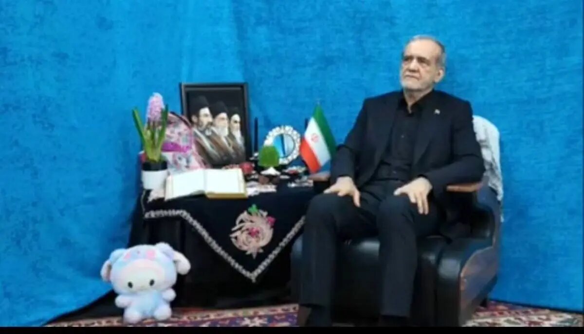 سفره هفت سین متفاوت پزشکیان؛ کوله پشتی و عروسک دانش آموزان مدرسه میناب در کنار آقای رئیس جمهور + عکس