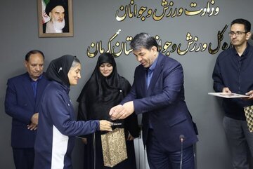 تقدیر از سرمربی تیم ملی فوتبال بانوان ایران توسط استاندار کرمان