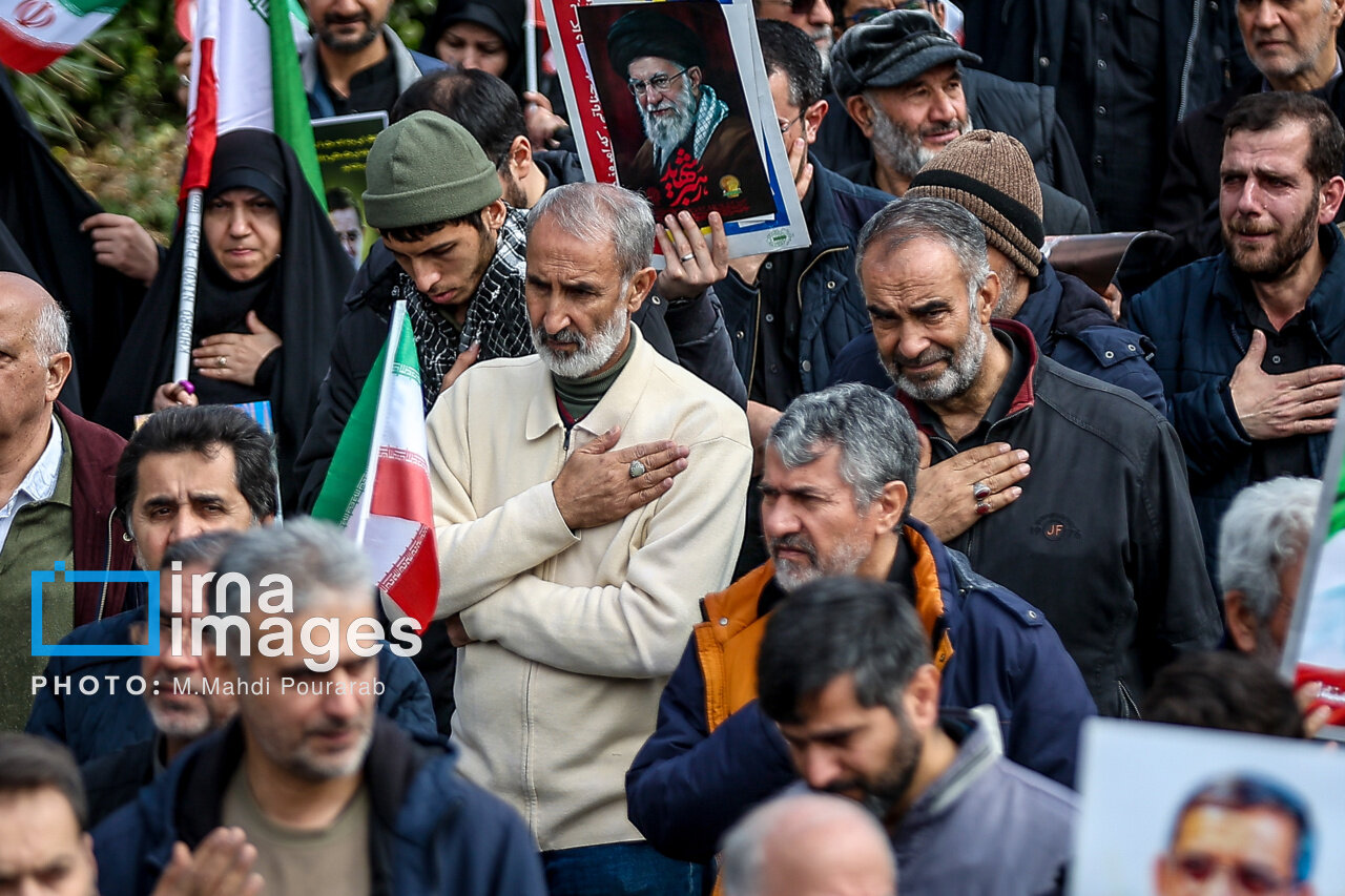 عکسی از وحید جلیلی و حمید عباسی در مراسم تشییع شهید سردار نائینی