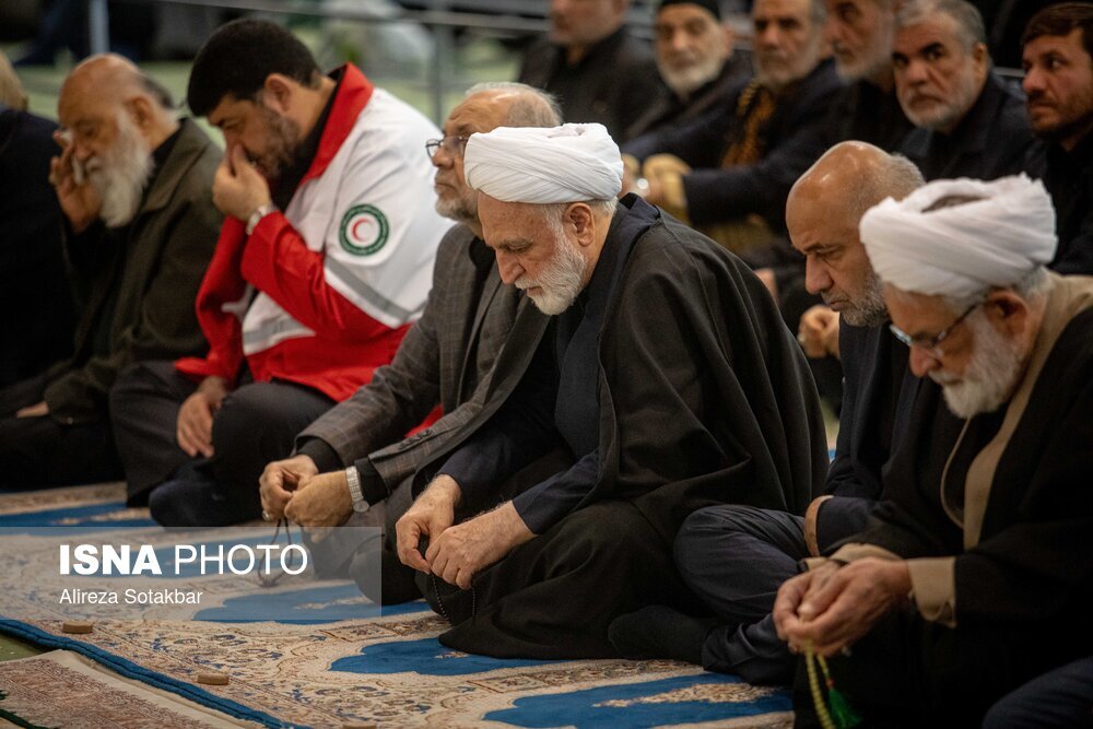 عکسی از قاضی القضات در صف نماز جمعه/ رئیس شورای شهر اشک هایش را پاک کرد + تصویر