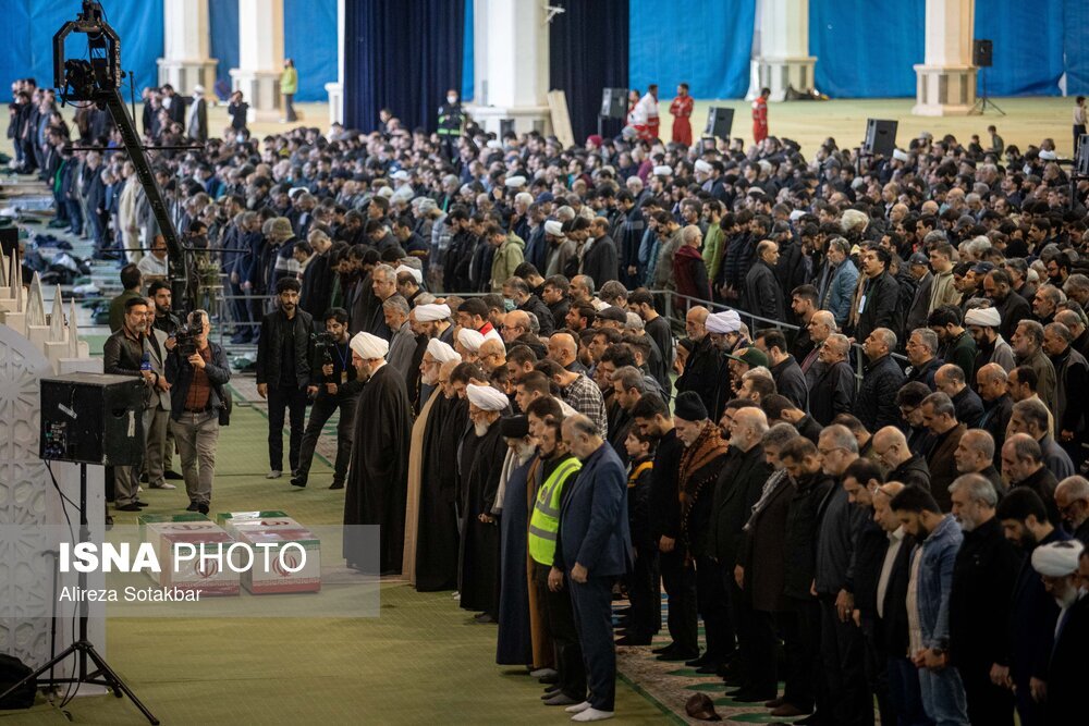 عکسی از وحید جلیلی و حمید عباسی در مراسم تشییع شهید سردار نائینی