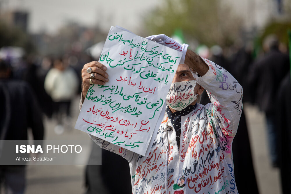 عکسی از وحید جلیلی و حمید عباسی در مراسم تشییع شهید سردار نائینی