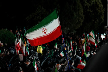 عکس | تصویر متفاوت خبرگزاری فارس از یک زن در تجمعات مردمی در تهران
