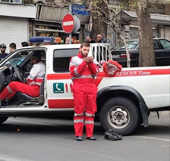 عکس | تصویری جالب از  نماز خواندن یک آتش‌نشان در تهران