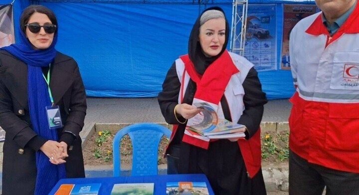 وحید رهبانی، مهیا دهقانی، نعیمه نظامدوست در کنار اعضای جمعیت هلال احمر+ دیدئو