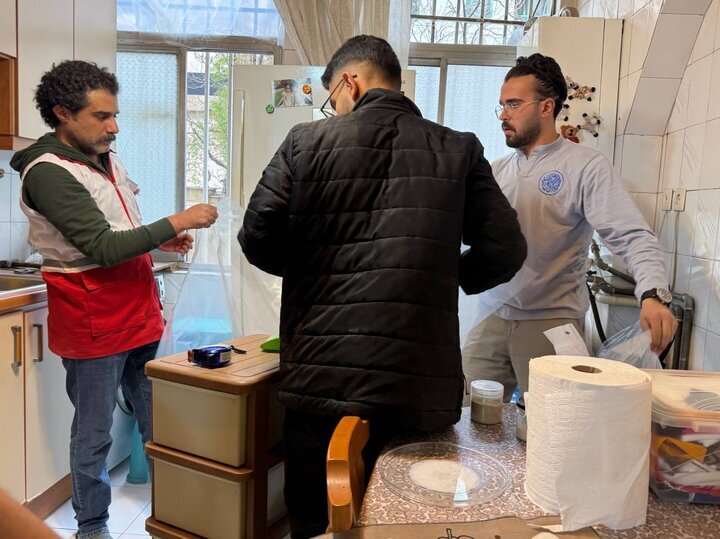 وحید رهبانی، مهیا دهقانی، نعیمه نظامدوست در کنار اعضای جمعیت هلال احمر+ دیدئو