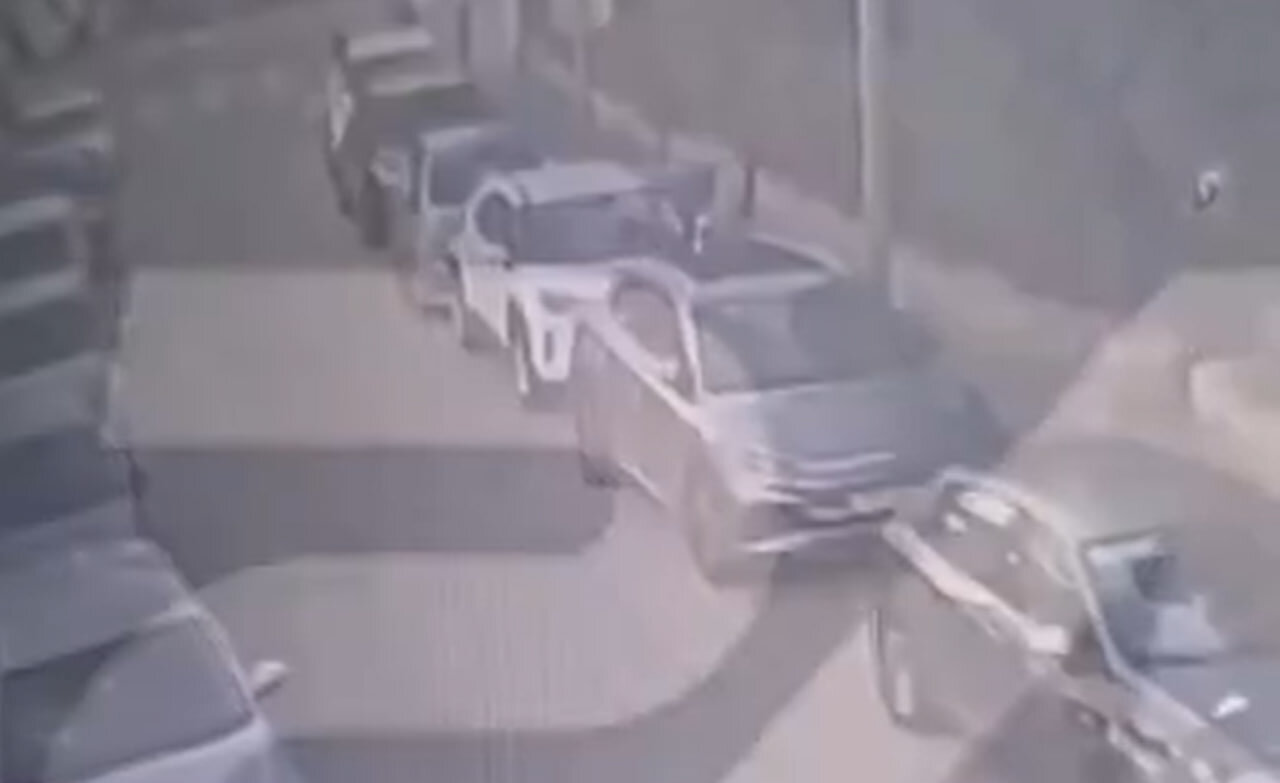 ببینید | لحظه پرت شدن خودروی اسرائیلی وسط خیابان از شدت موج انفجار موشک سپاه - خبرآنلاین