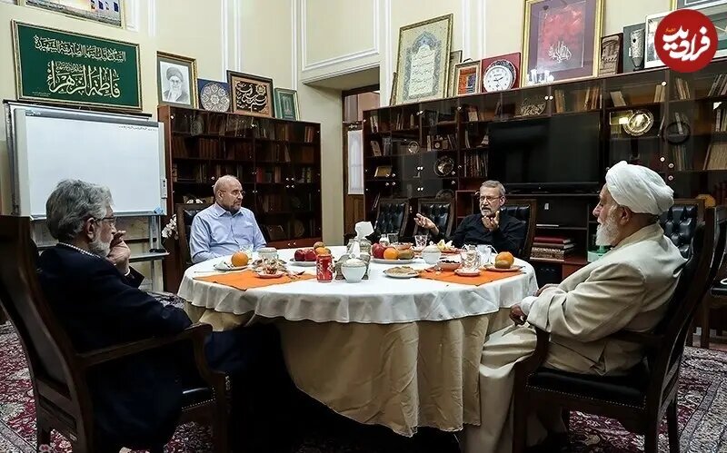 عکس | تصویری جالب از شهید علی لاریجانی سر میز افطاری با قالیباف، ناطق نوری و حداد عادل