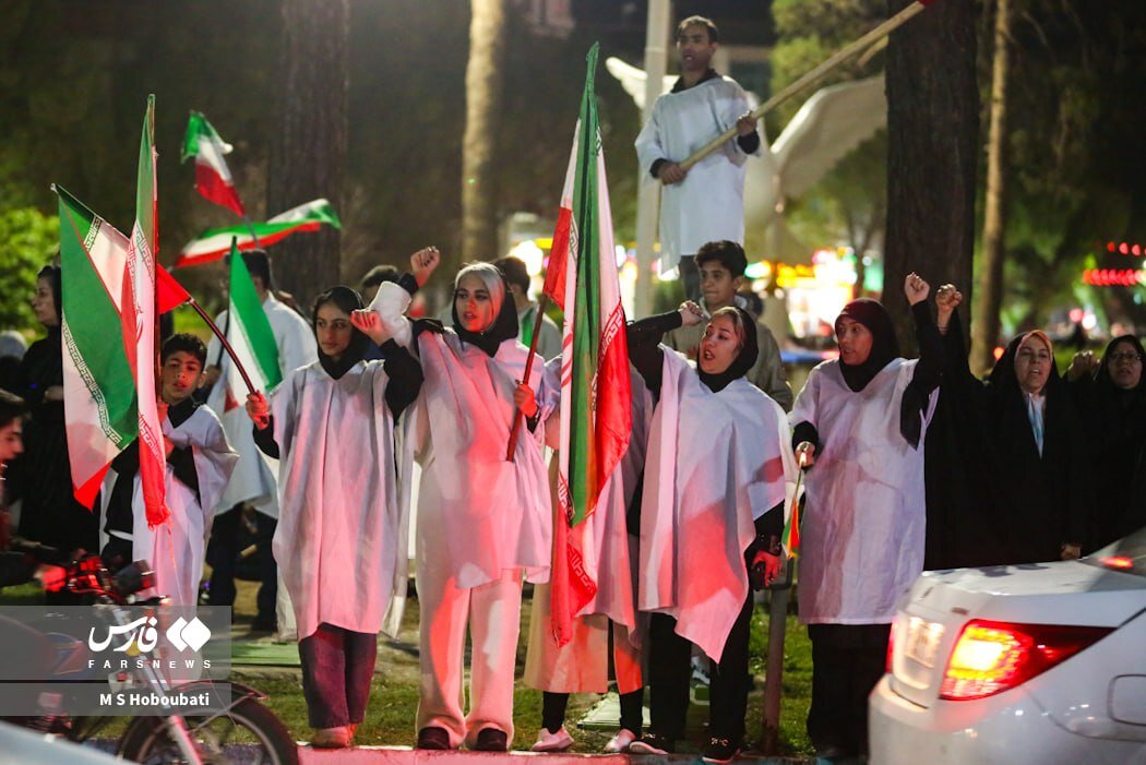 زنان، مردان و کودکان یزدی کفنپوش به خیابان آمدند+ تصویر