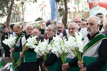 ببینید| تقدیر خادمان امام رضا(ع) از شهدای جنگ رمضان ببینید| تقدیر خادمان امام رضا(ع) از شهدای جنگ رمضان