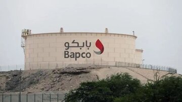 آتش‌سوزی در یک پالایشگاه بحرین بعد از انفجار ناشی از حمله موشکی
