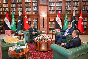 در پی حمله آمریکا به ایران؛ قاهره نشست چهارجانبه میان وزرای خارجه پاکستان، ترکیه و عربستان برگزار میکند در پی حمله آمریکا به ایران؛ قاهره نشست چهارجانبه میان وزرای خارجه پاکستان، ترکیه و عربستان برگزار میکند