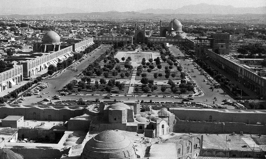 عکس/ زن اروپایی و فرزندش در گوشه‌ای از میدان نقش جهان اصفهان؛ سال ۵۴