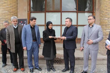 سند تکبرگ کاخ چهلستون به سرپرست میراثفرهنگی قزوین اهدا شد سند تکبرگ کاخ چهلستون به سرپرست میراثفرهنگی قزوین اهدا شد