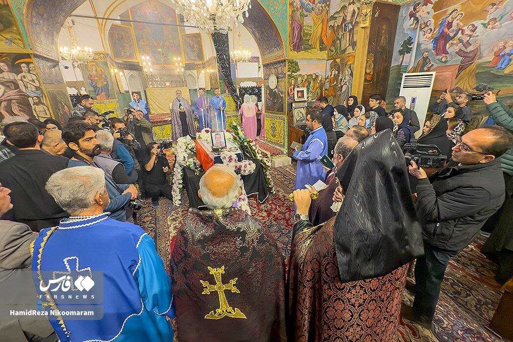 تصاویری از&nbsp;تشییع اولین شهید مسیحی جنگ رمضان در کلیسای مریم مقدس اصفهان