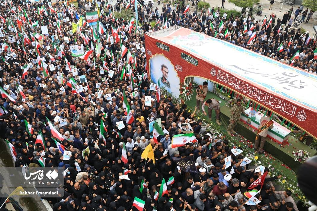 تصاویری از تشییع پیکر فرمانده نیروی دریایی سپاه در بندرعباس/ «هزاران تنگسیری در انتظار شما هستند»