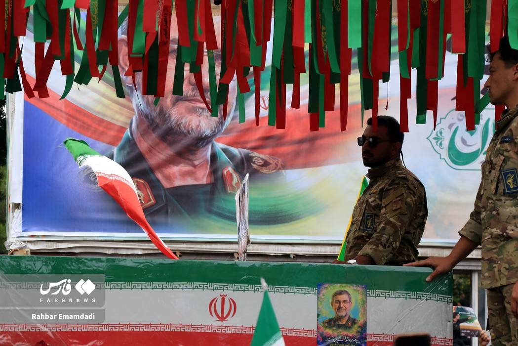 تصاویری از تشییع پیکر فرمانده نیروی دریایی سپاه در بندرعباس/ «هزاران تنگسیری در انتظار شما هستند»