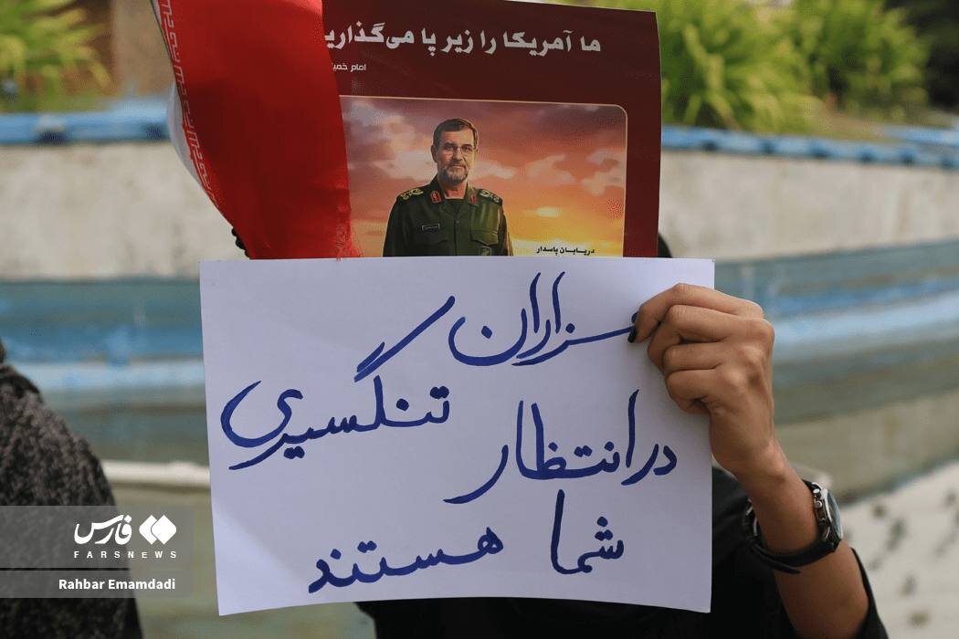 تصاویری از تشییع پیکر فرمانده نیروی دریایی سپاه در بندرعباس/ «هزاران تنگسیری در انتظار شما هستند»