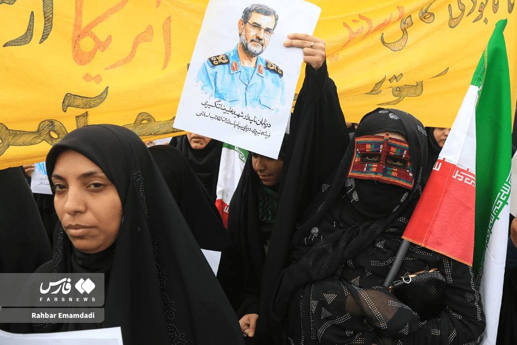 تصاویری از تشییع پیکر فرمانده نیروی دریایی سپاه در بندرعباس/ «هزاران تنگسیری در انتظار شما هستند»