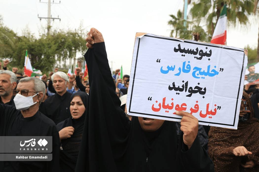 تصویری از یک پلاکارد جالب توجه در مراسم تشییع شهید تنگسیری