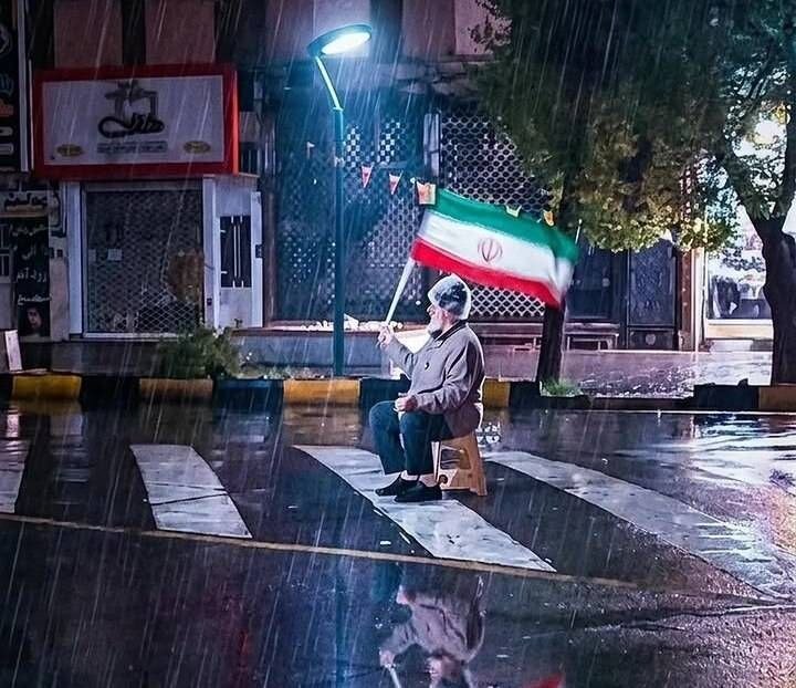 عکس پیرمرد زیر باران؛ روایت مردم «میدان» و «خیابان»