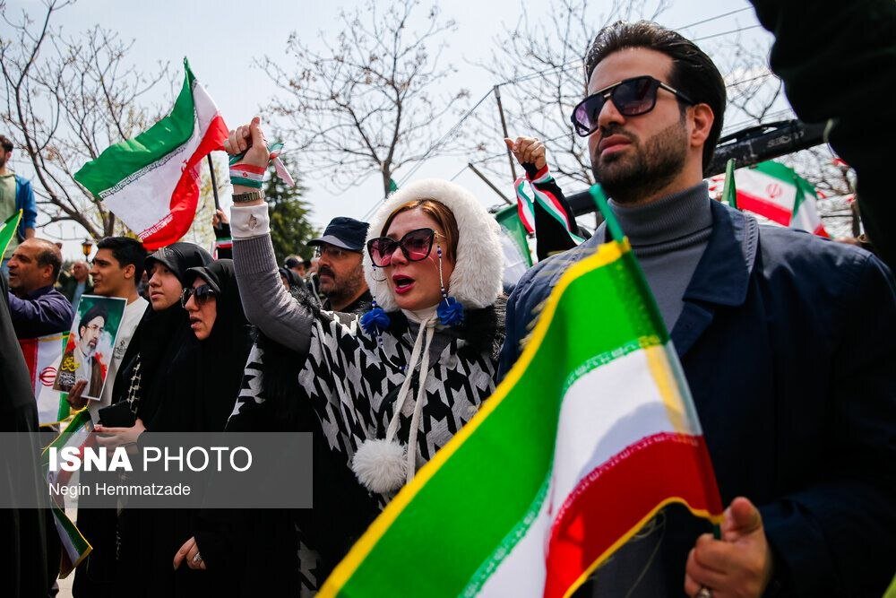 تصاویر جالبی از مراسم بزرگداشت روز جمهوری اسلامی/ برگه «آری» در دست سخنگوی دولت