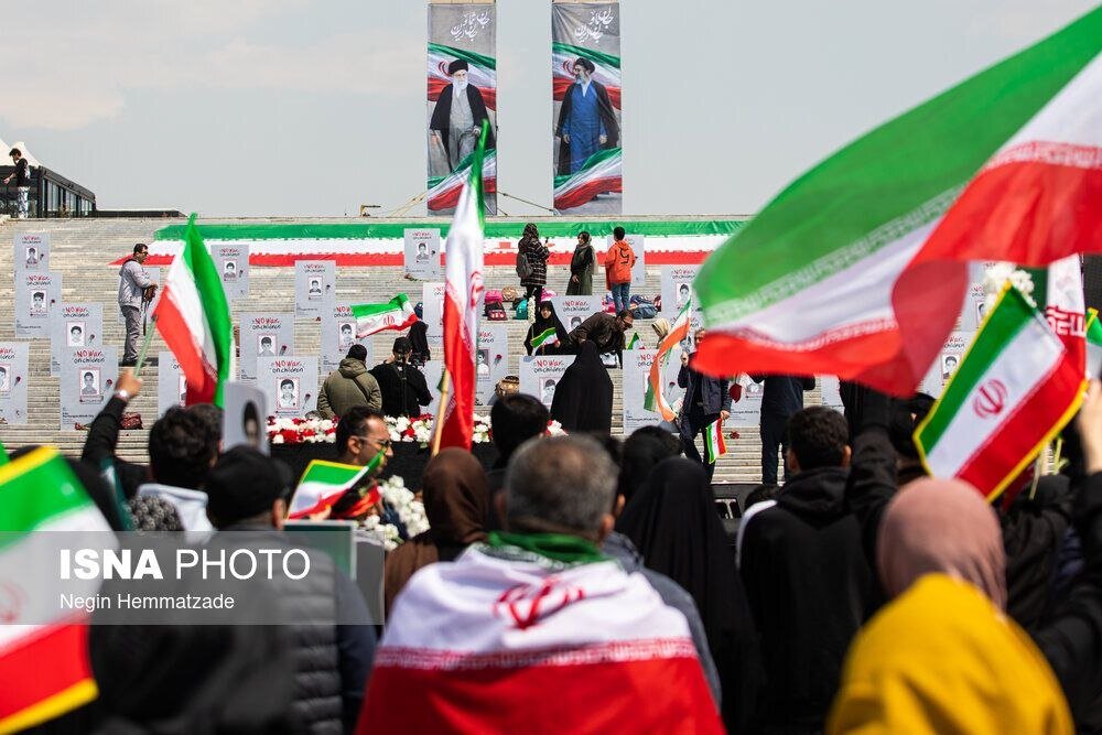 تصاویر جالبی از مراسم بزرگداشت روز جمهوری اسلامی/ برگه «آری» در دست سخنگوی دولت