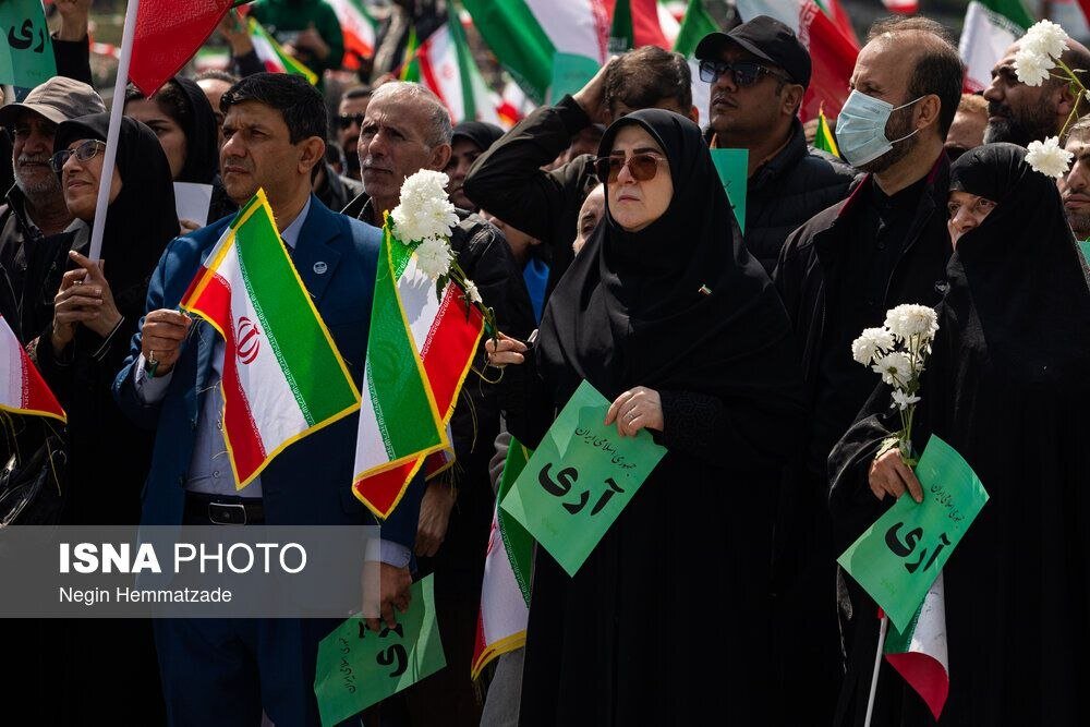 تصاویر جالبی از مراسم بزرگداشت روز جمهوری اسلامی/ برگه «آری» در دست سخنگوی دولت