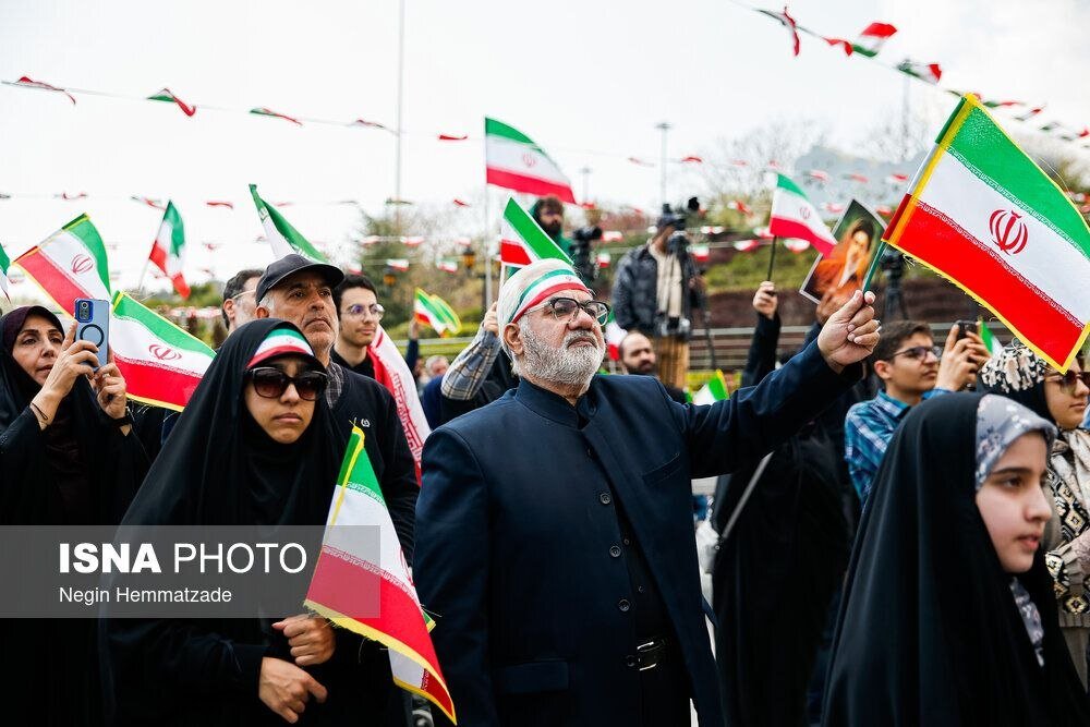 تصاویر جالبی از مراسم بزرگداشت روز جمهوری اسلامی/ برگه «آری» در دست سخنگوی دولت
