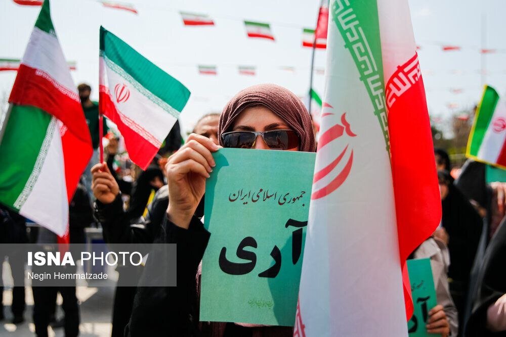 تصاویر جالبی از مراسم بزرگداشت روز جمهوری اسلامی/ برگه «آری» در دست سخنگوی دولت