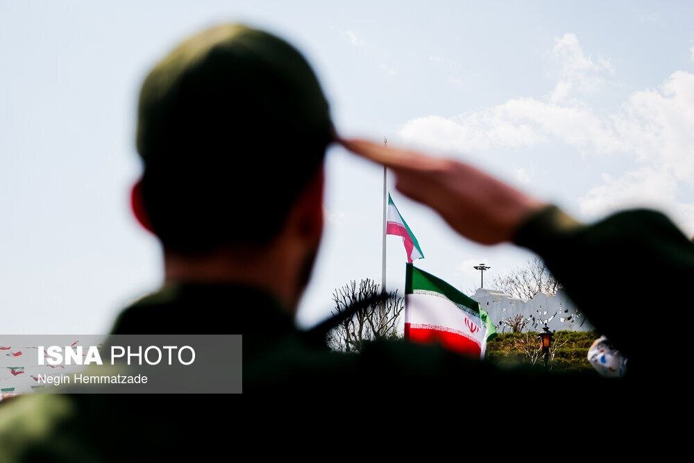 تصاویر جالبی از مراسم بزرگداشت روز جمهوری اسلامی/ برگه «آری» در دست سخنگوی دولت