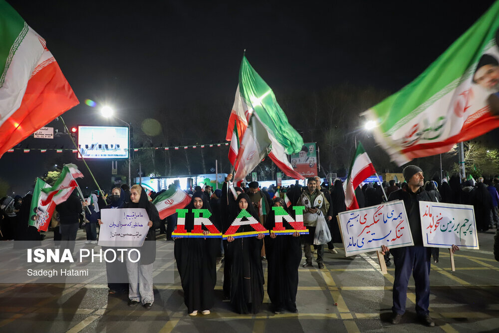 وداع با پیکر افسر همراه فرمانده کل سابق سپاه در تجمع شبانه مشهدیها+ تصاویر