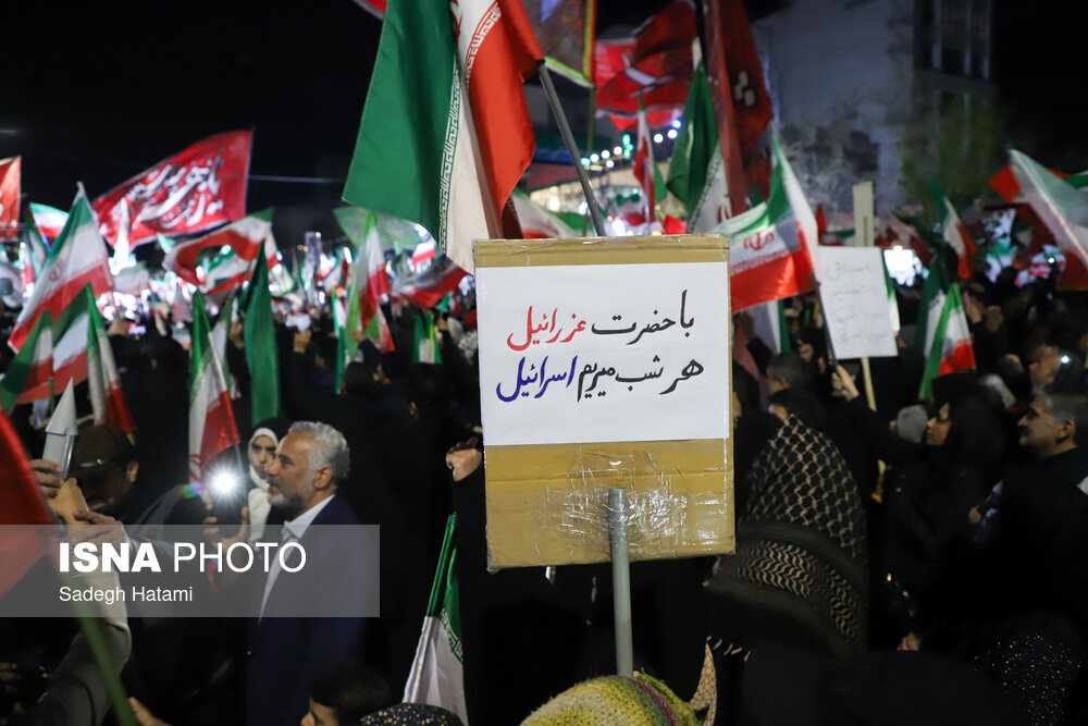 وداع با پیکر افسر همراه فرمانده کل سابق سپاه در تجمع شبانه مشهدی‌ها+ تصاویر