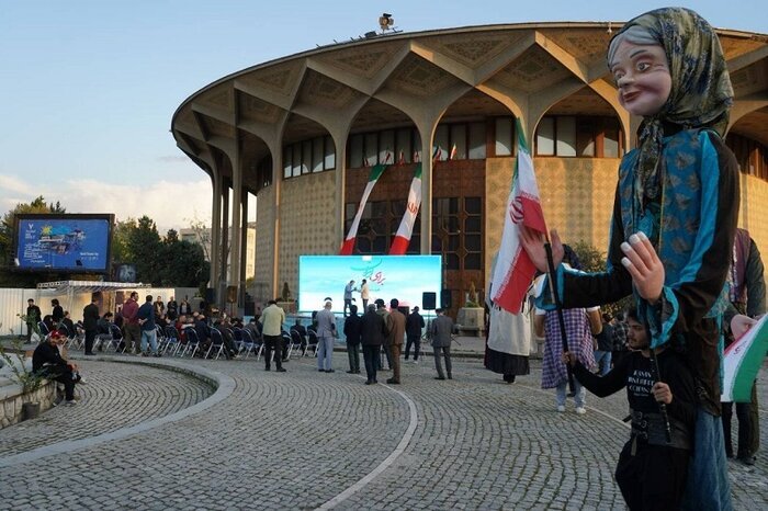 تئاترشهر میزبان حماسهآفرینی هنرمندان شد/بازخوانی «دایه دایه، وقت جنگه»