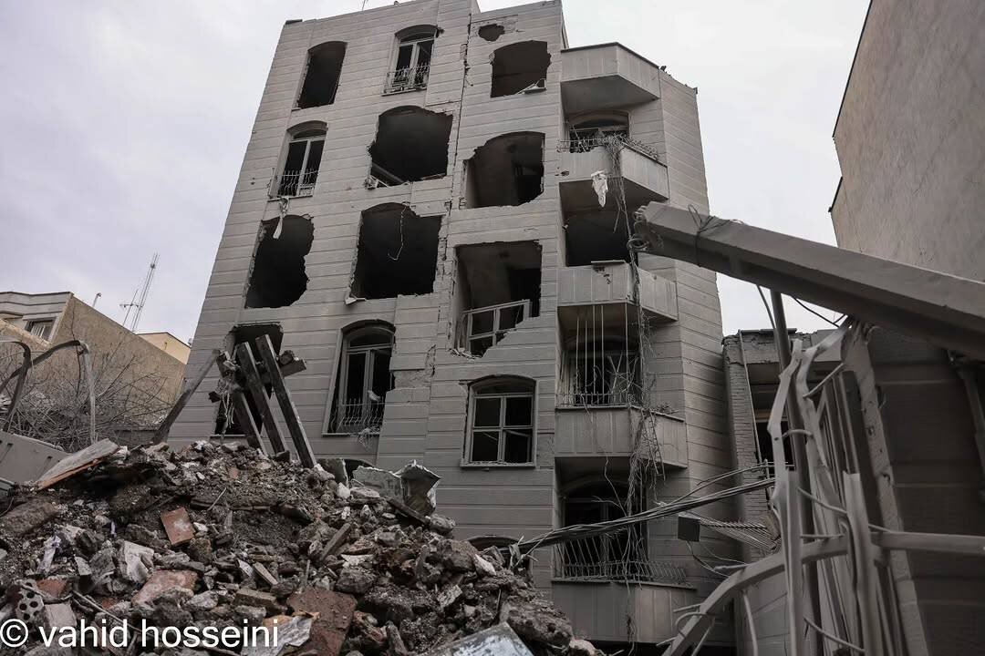 پدری که کوبیدن قلبش را با صدای قلب بیجان پسرش اشتباه گرفته بود، از یادم نمیرود/ اولویتم در عکاسی جنگ، زندگی مردم عادی است