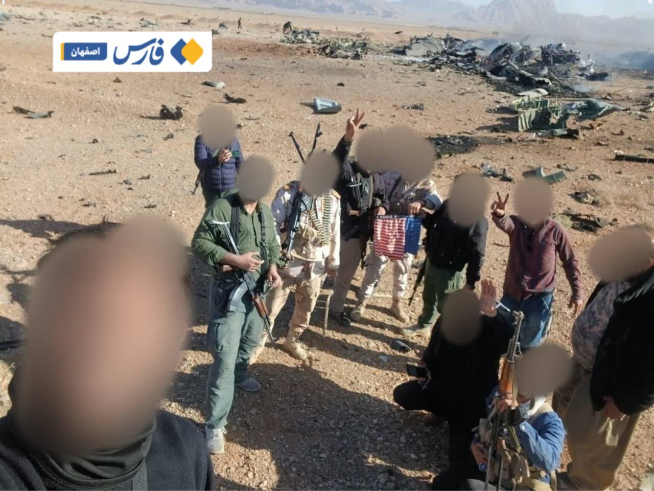 عکس یادگاری با لاشه هواپیما و بالگرد آمریکایی در اصفهان